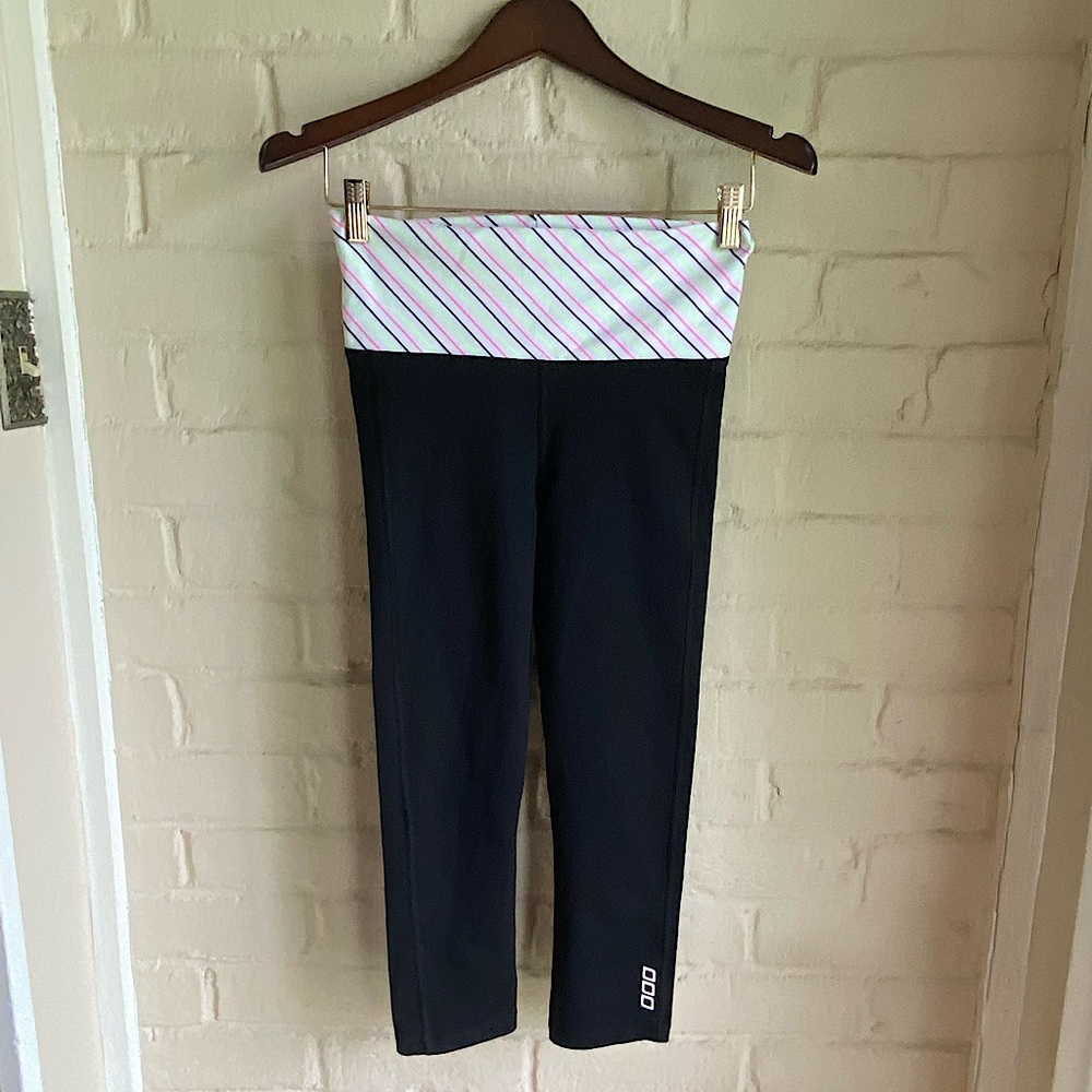 Lorna Jane Active size XS black & stripped capris leggings yoga workout
